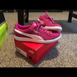 Magenta colored classic puma suede, brand new!